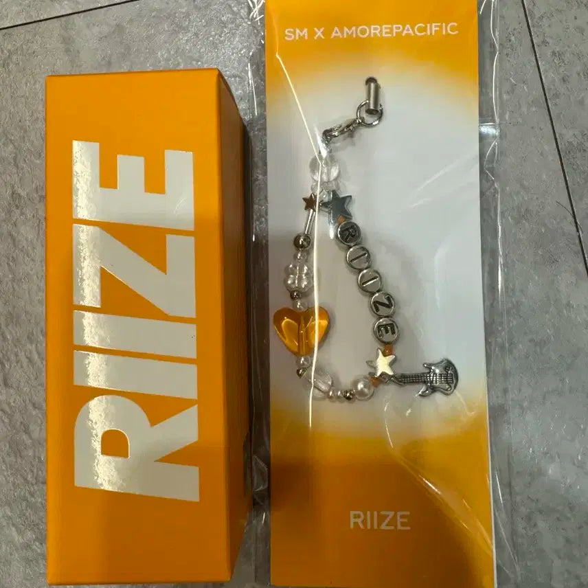 라이즈 립밤 미개봉 새상품 + 키링 세트