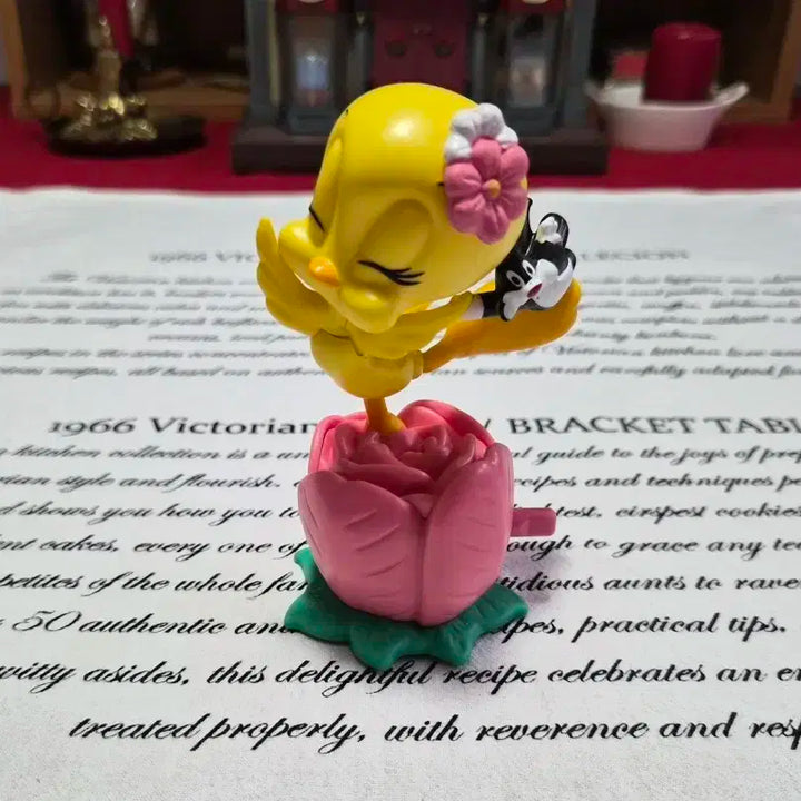 루니툰 트위티 튤립 스탠드 피규어