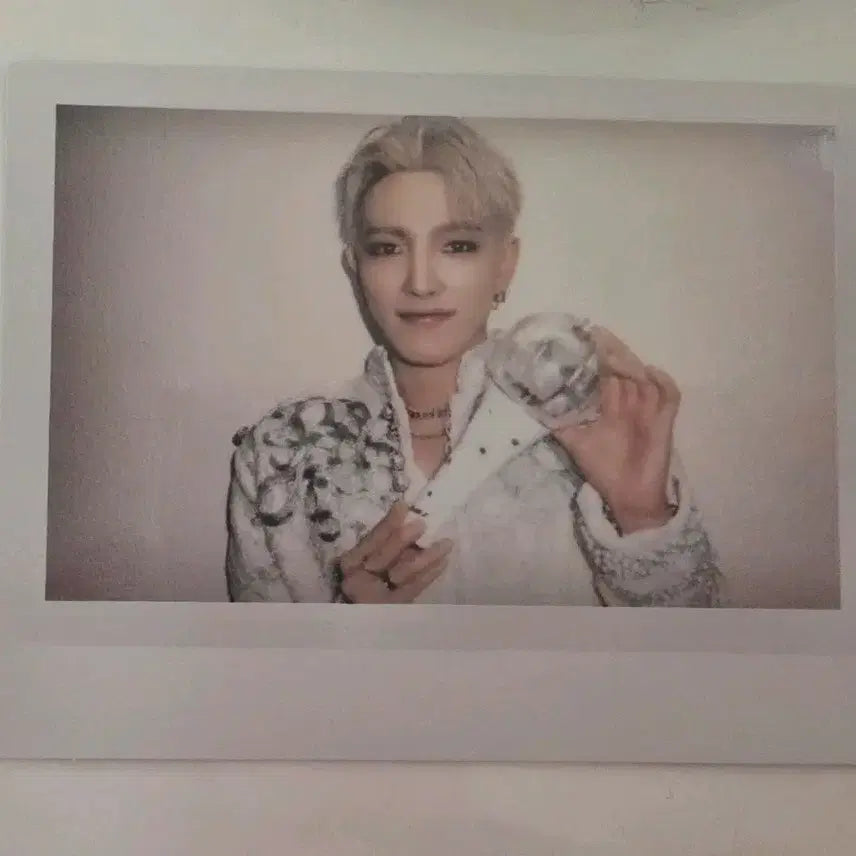 에이티즈 콘서트 디비디 특전 폴라로이드 - 홍중 버전