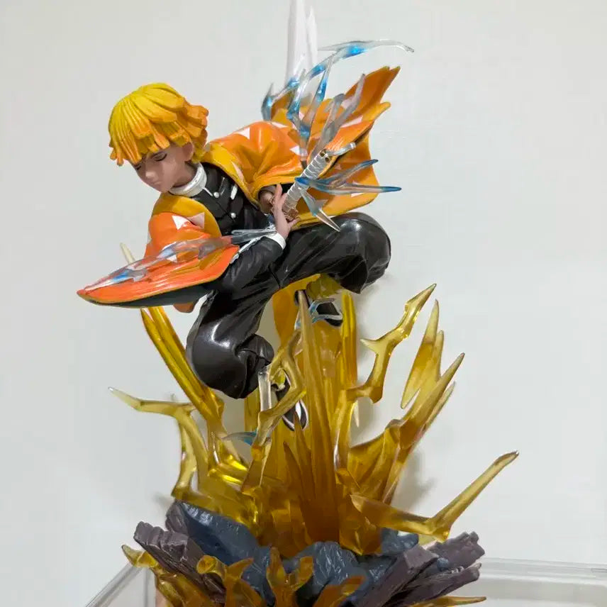 귀멸의칼날 젠이츠 피규어 팝니다.