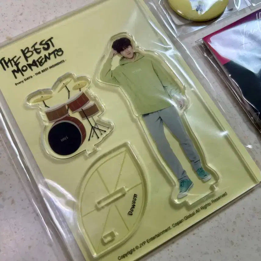 데이식스 도운 아크릴 스탠드 및 뱃지 일괄