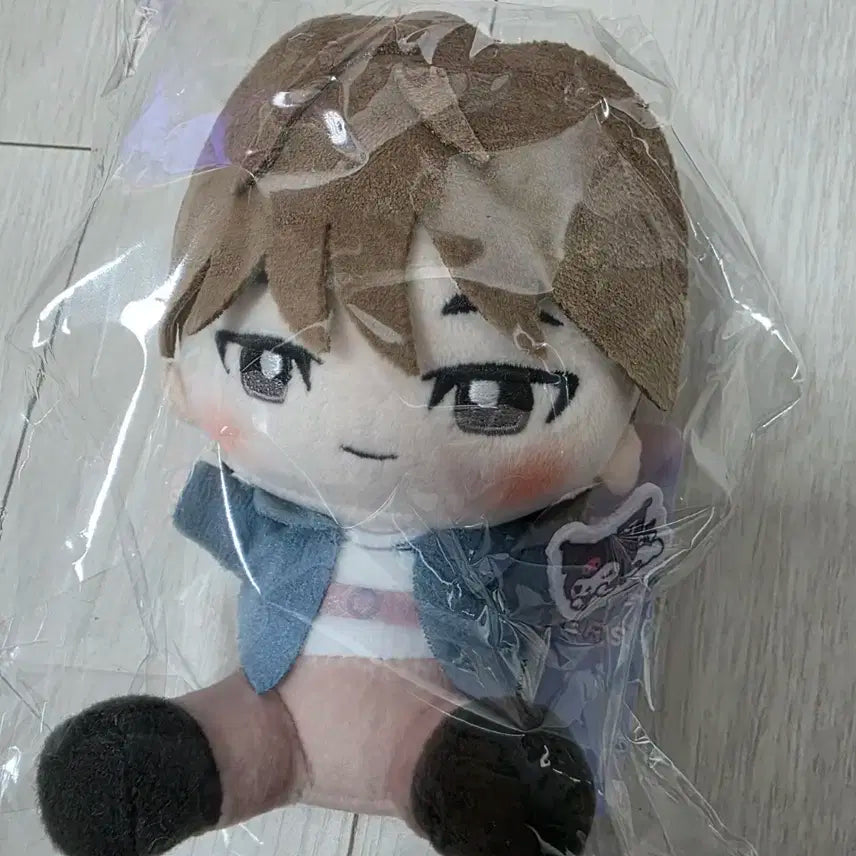 세븐틴 산리오 콜라보 원우x쿠로미 인형입니다.