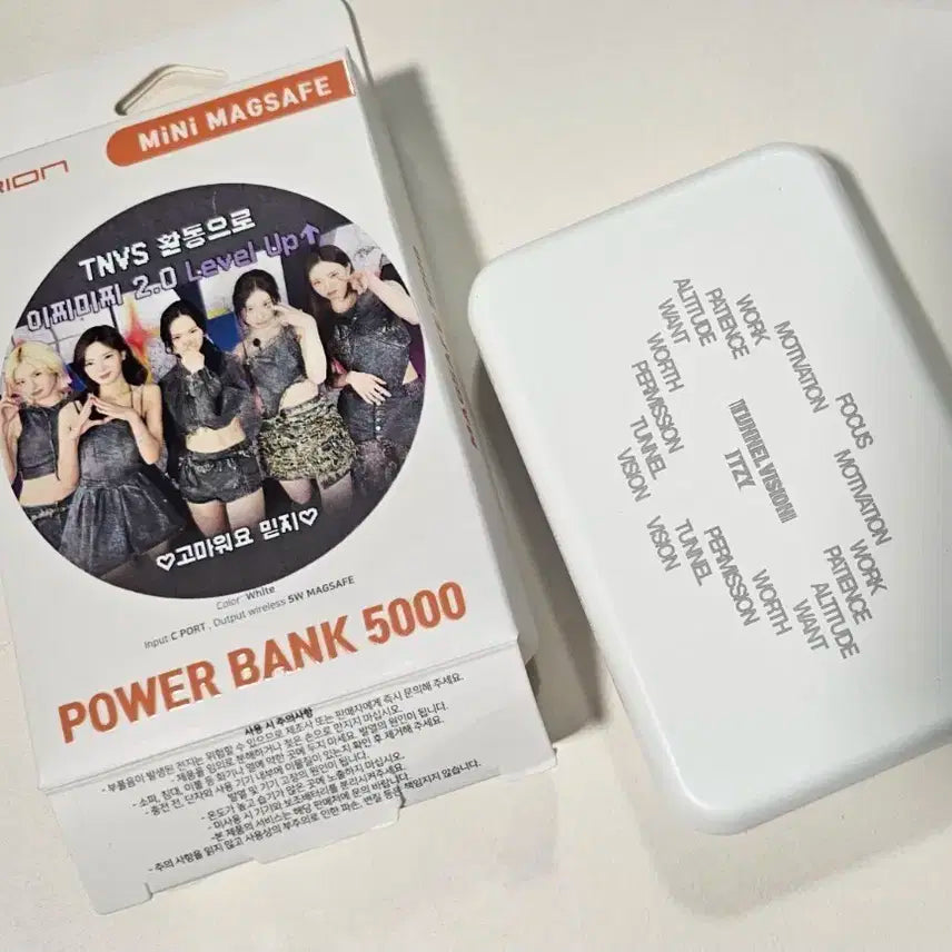 있지 tunnelvision 역조공 보조배터리 양도합니다.