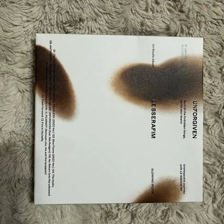 LE SSERAFIM 르세라핌 UNFORGIVEN (GLOWING SIL