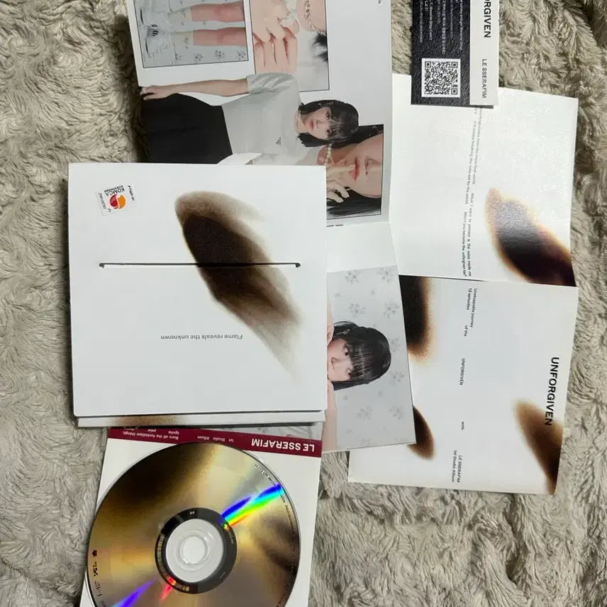 LE SSERAFIM 르세라핌 UNFORGIVEN (GLOWING SIL