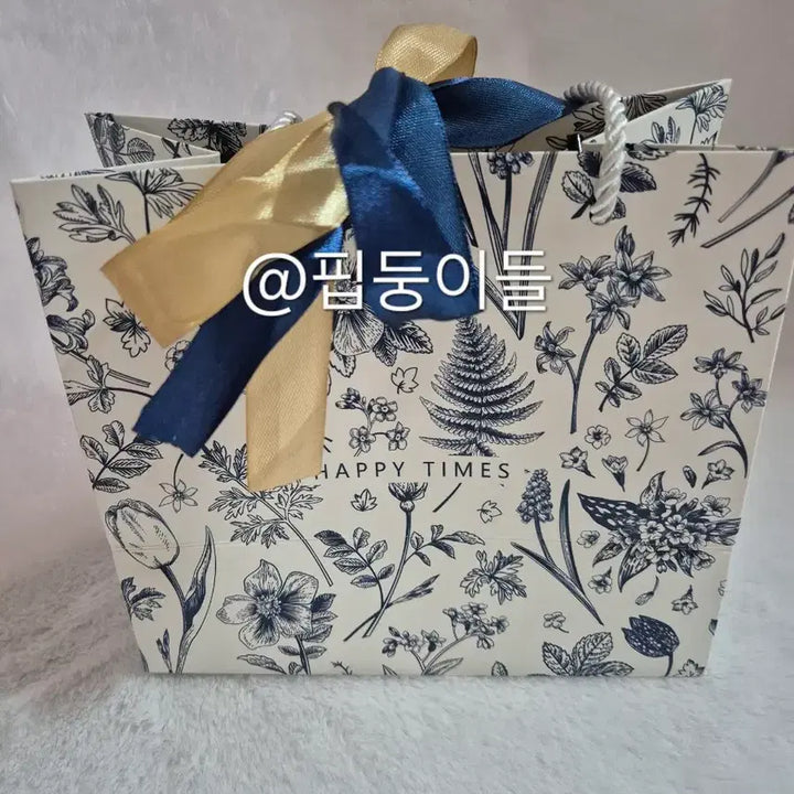 피프티피프티 팬미팅 키나 친필 싸폴, 키나 목걸이 일괄 판매