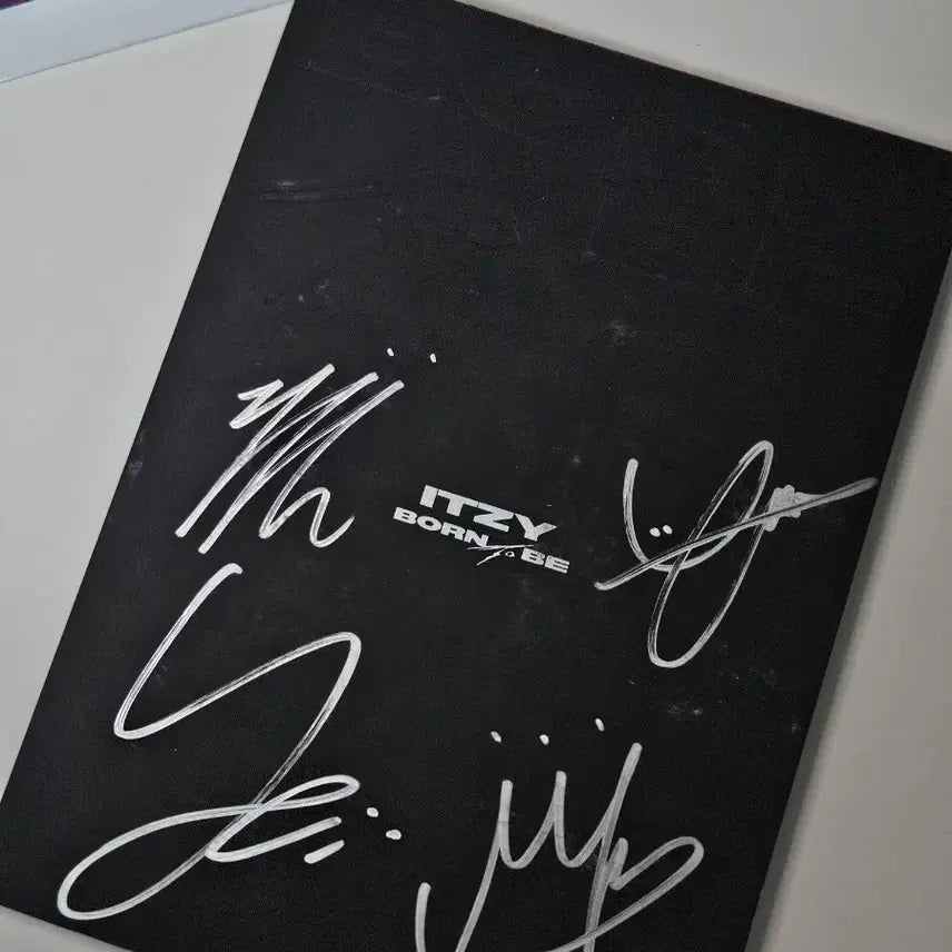 ITZY Born To Be앨범 친필싸인 + 포토카드 1개