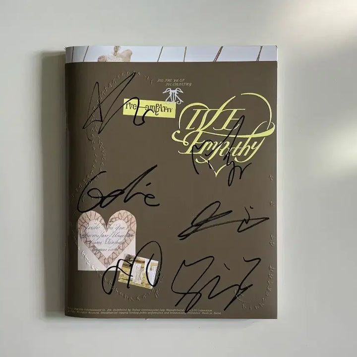 아이브 미니3집 '아이브 엠파시' 싸인앨범 판매합니다.