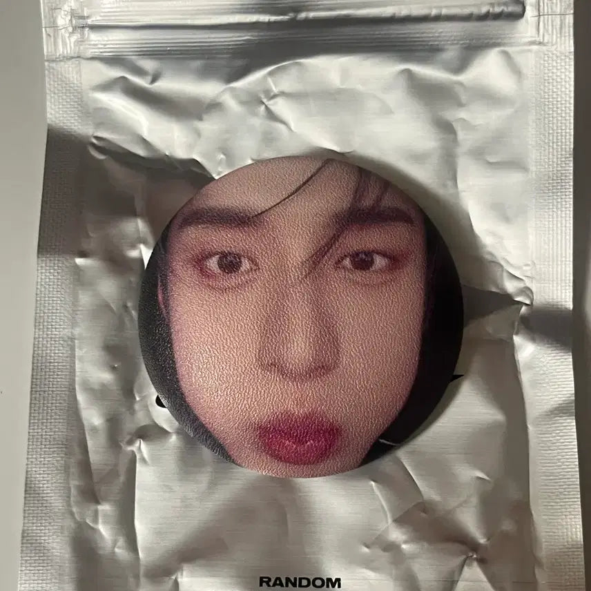 히어앤나우 쿠션 캔뱃지 지웅 단순개봉