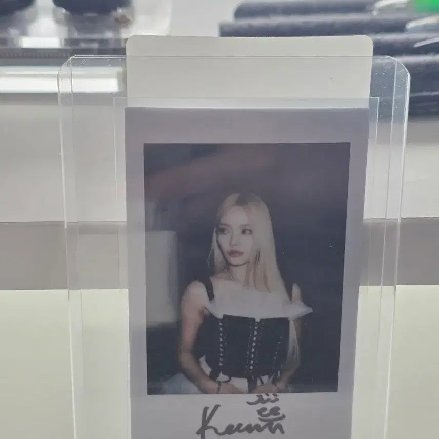 피프티피프티 키나 친필 싸인 폴라로이드