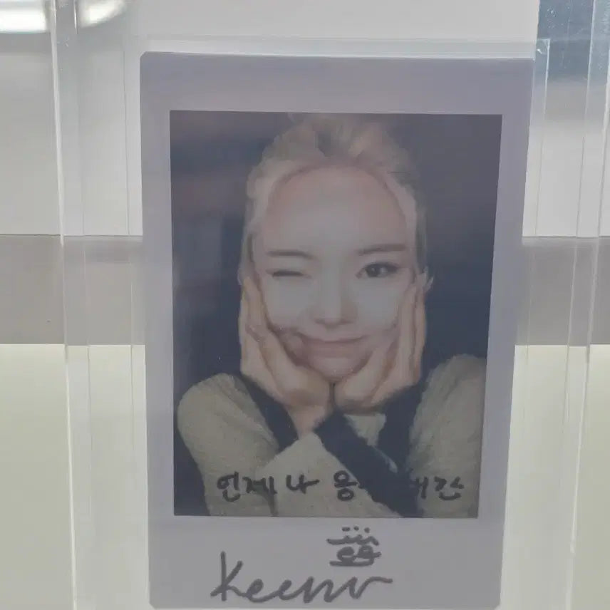 피프티피프티 키나 친필 싸인 폴라로이드