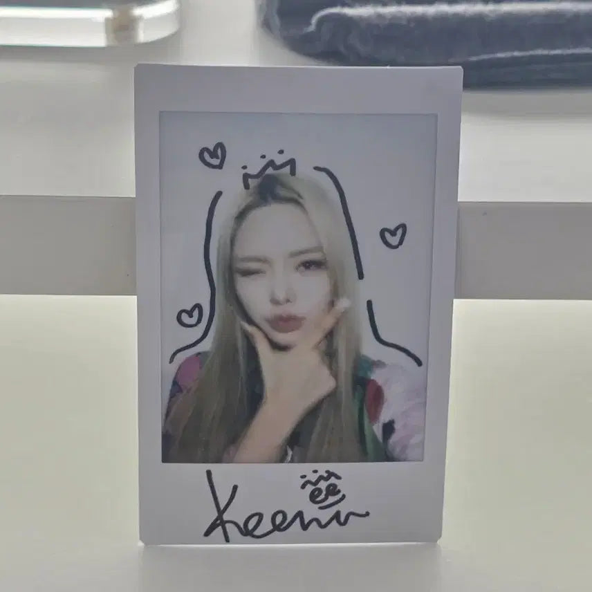 피프티피프티 키나 친필싸인 폴라로이드