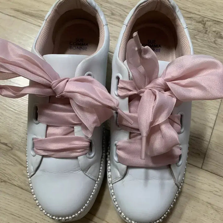 [SOLD OUT] 슈콤마보니 화이트 구슬띠스니커즈 핑크 리본