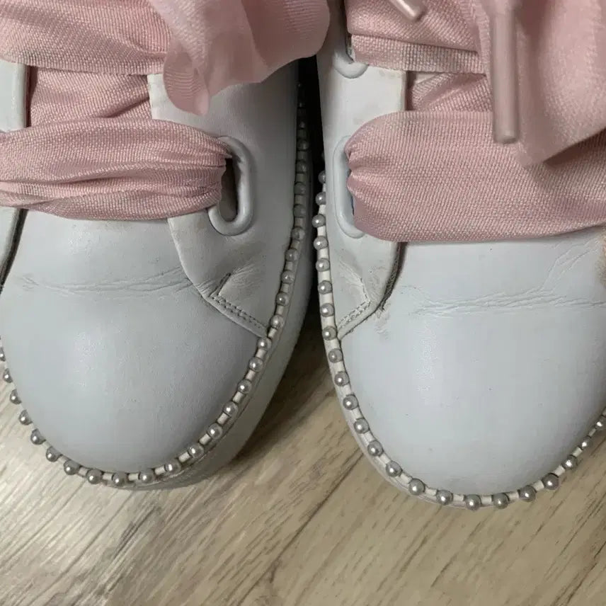 [SOLD OUT] 슈콤마보니 화이트 구슬띠스니커즈 핑크 리본