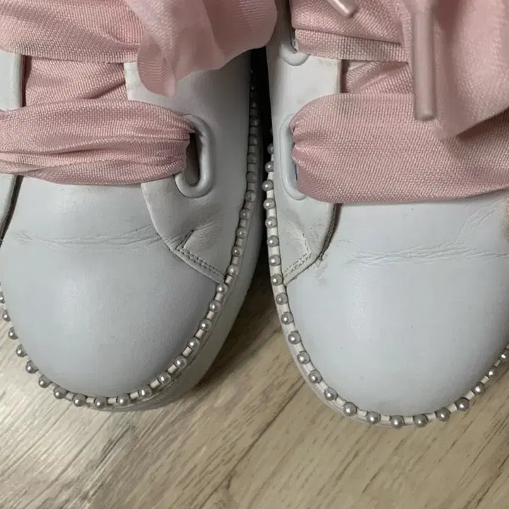 [SOLD OUT] 슈콤마보니 화이트 구슬띠스니커즈 핑크 리본