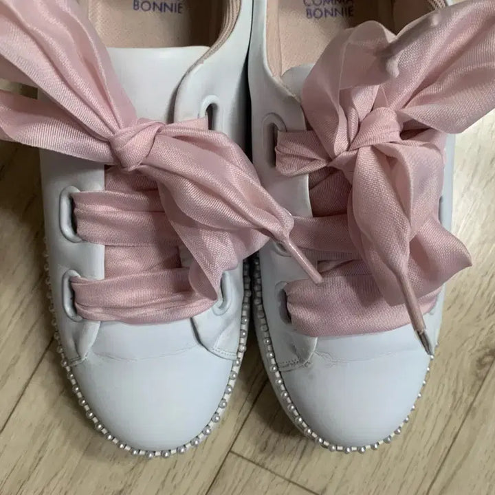 [SOLD OUT] 슈콤마보니 화이트 구슬띠스니커즈 핑크 리본