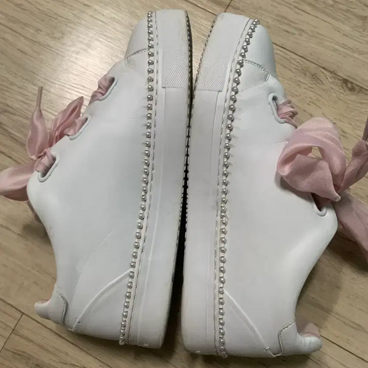 [SOLD OUT] 슈콤마보니 화이트 구슬띠스니커즈 핑크 리본