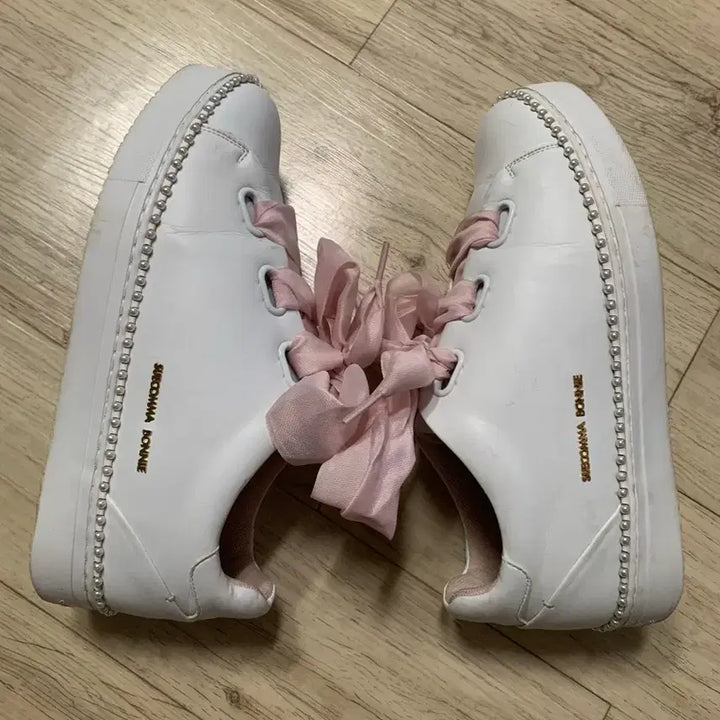 [SOLD OUT] 슈콤마보니 화이트 구슬띠스니커즈 핑크 리본