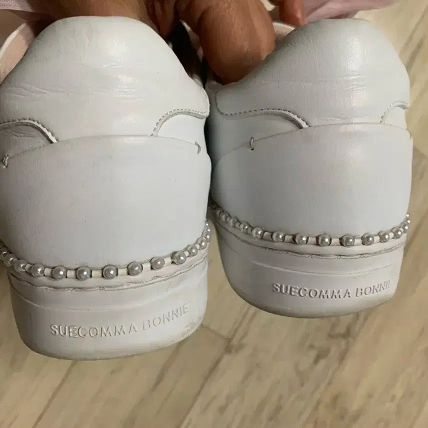 [SOLD OUT] 슈콤마보니 화이트 구슬띠스니커즈 핑크 리본