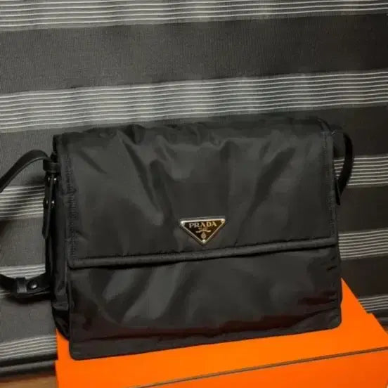 [BUNJANG] Prada Re-Nylon Padded Shoulder Bag (Large) / 프라다 리나일론 패딩 숄더백 L 사이즈 / 1회 사용
