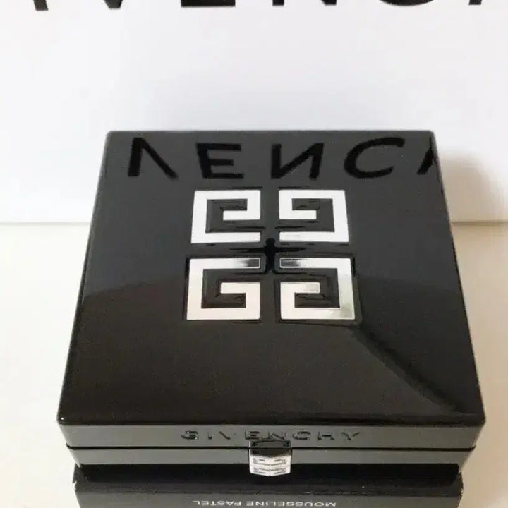 [BUNJANG] Givenchy Prisme Libre Pressed Powder N01 Mousseline Pastel / 지방시 프리즘 리브르 프레스드 파우더 N01 무슬린 파스텔