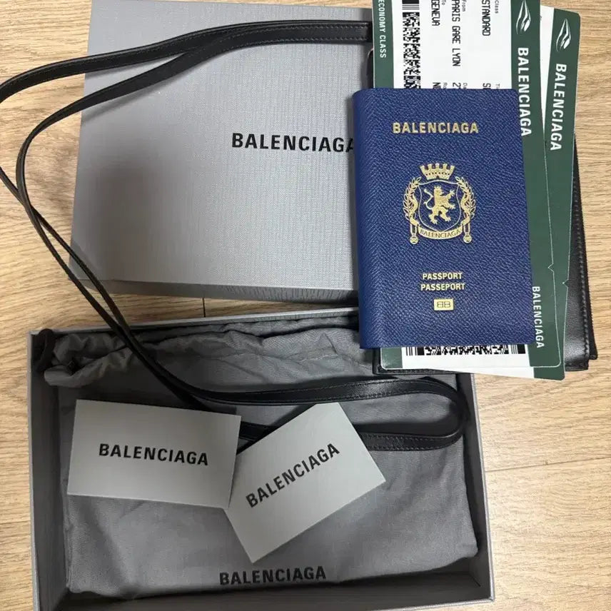 [BUNJANG] Balenciaga Passport Phone Holder Wallet / 발렌시아가 패스포트 폰 홀더 지갑