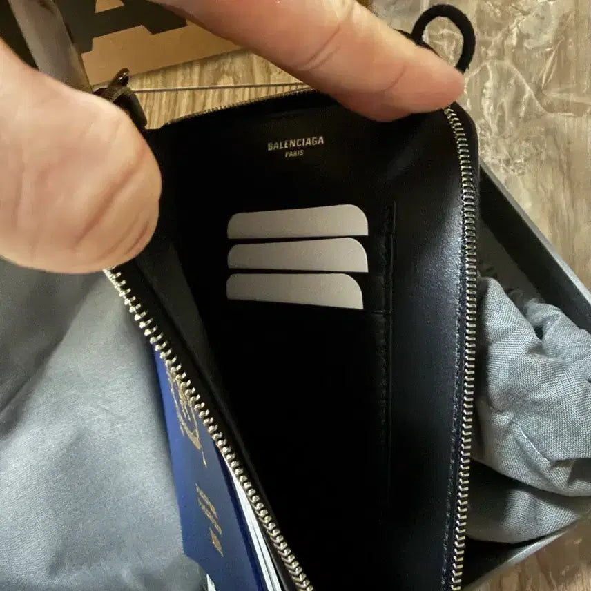 [BUNJANG] Balenciaga Passport Phone Holder Wallet / 발렌시아가 패스포트 폰 홀더 지갑