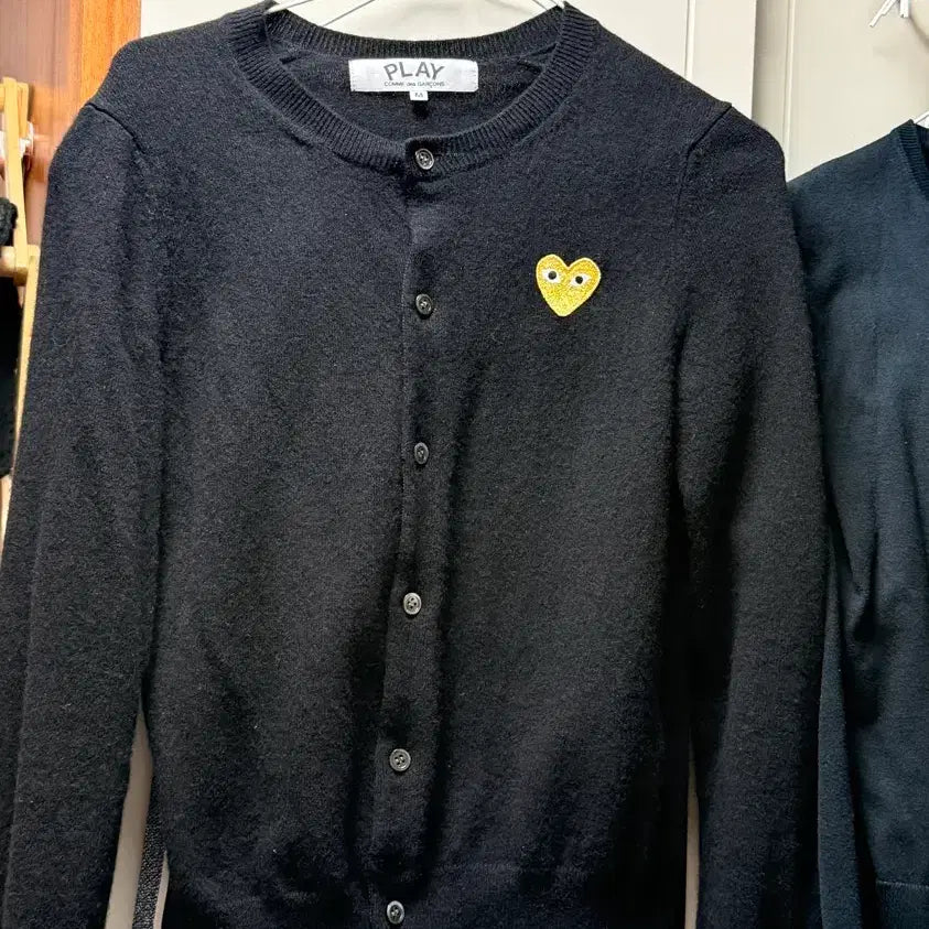 [SOLD OUT] 크림정품-M사이즈) 여성 꼼데가르송 가디건 골드하트