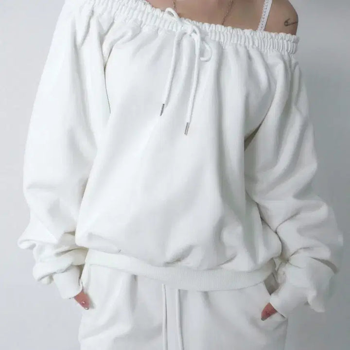 [BUNJANG] PALE JADE Fluffy Off-shoulder Sweatshirt White / 페일제이드 플러피 오프숄더 스웨트셔츠 맨투맨 화이트