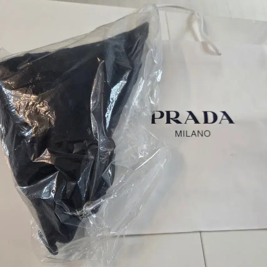 [BUNJANG] Prada Triangle Leather Crossbody Bag / [새상품] 프라다 트라이앵글 레더 크로스백 블랙
