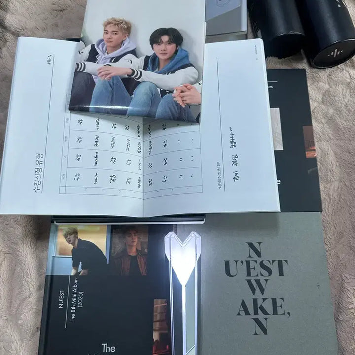 미사용/새 상품! 뉴이스트(NU'EST) 앨범 + 응원봉 + 굿즈 일괄