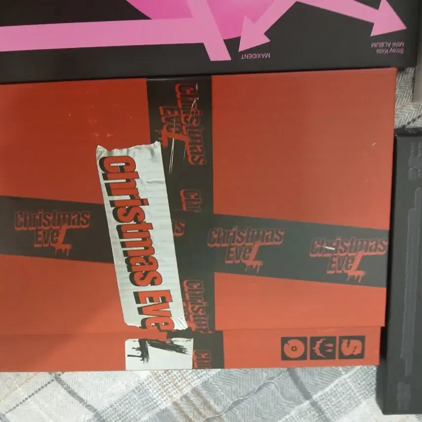 스트레이키즈 앨범들 입니다! 한꺼번에 다 팔아요! 따로 팔지는 않습니다!