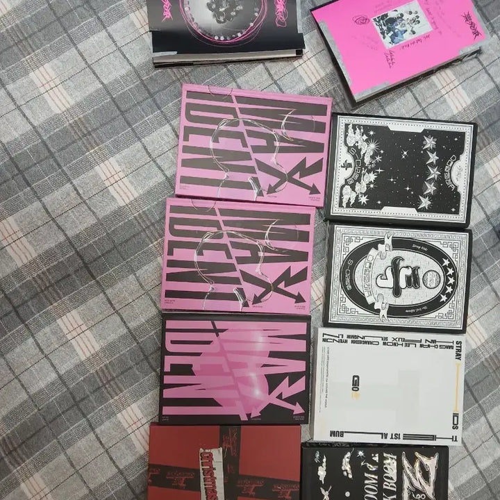 스트레이키즈 앨범들 입니다! 한꺼번에 다 팔아요! 따로 팔지는 않습니다!