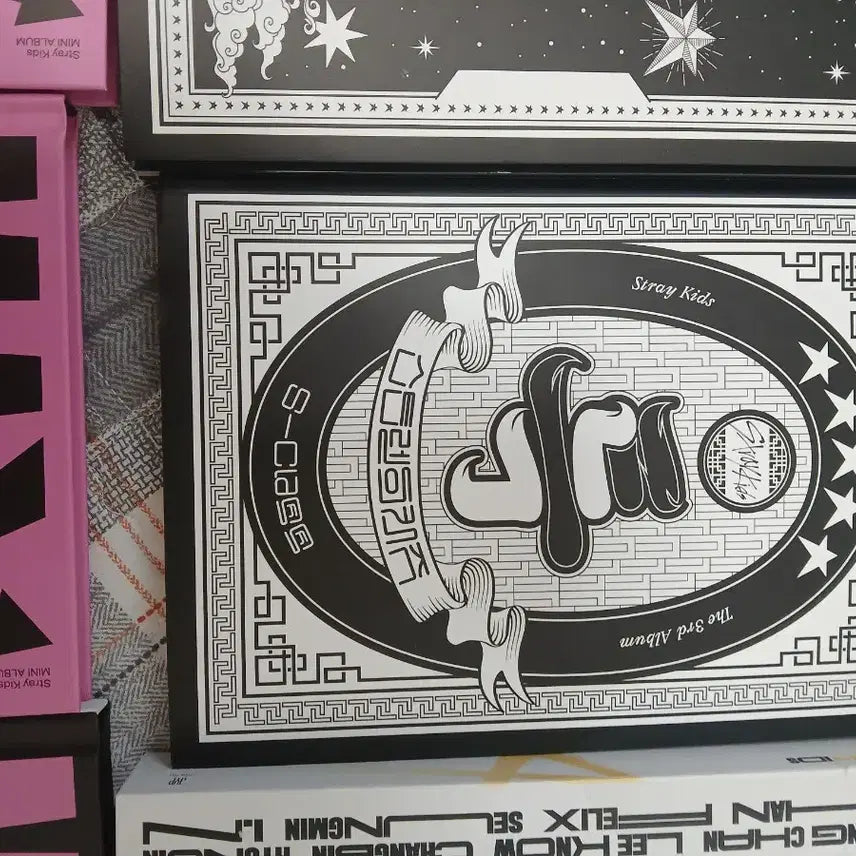 스트레이키즈 앨범들 입니다! 한꺼번에 다 팔아요! 따로 팔지는 않습니다!