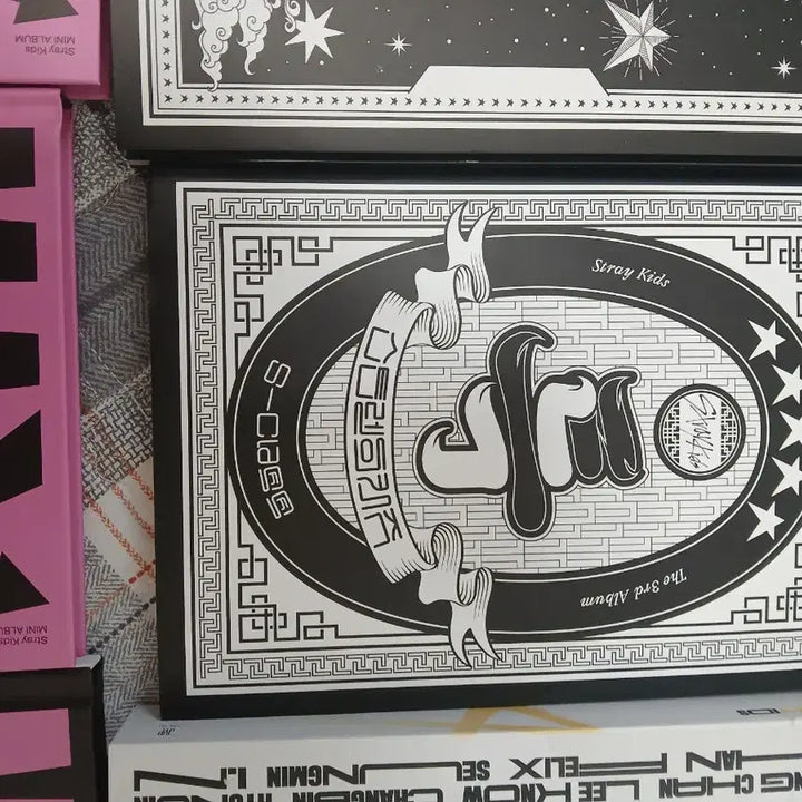 스트레이키즈 앨범들 입니다! 한꺼번에 다 팔아요! 따로 팔지는 않습니다!