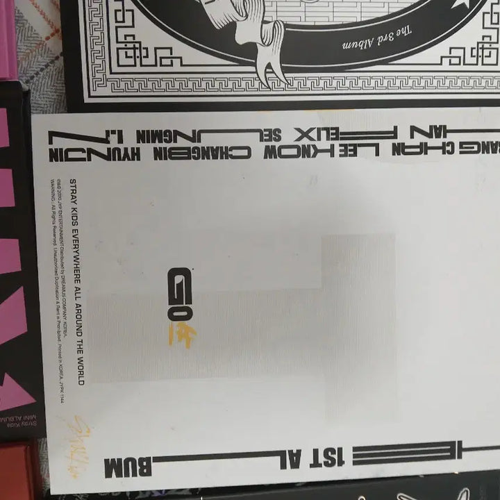 스트레이키즈 앨범들 입니다! 한꺼번에 다 팔아요! 따로 팔지는 않습니다!