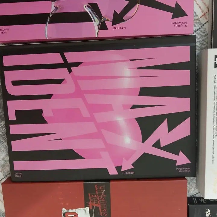 스트레이키즈 앨범들 입니다! 한꺼번에 다 팔아요! 따로 팔지는 않습니다!