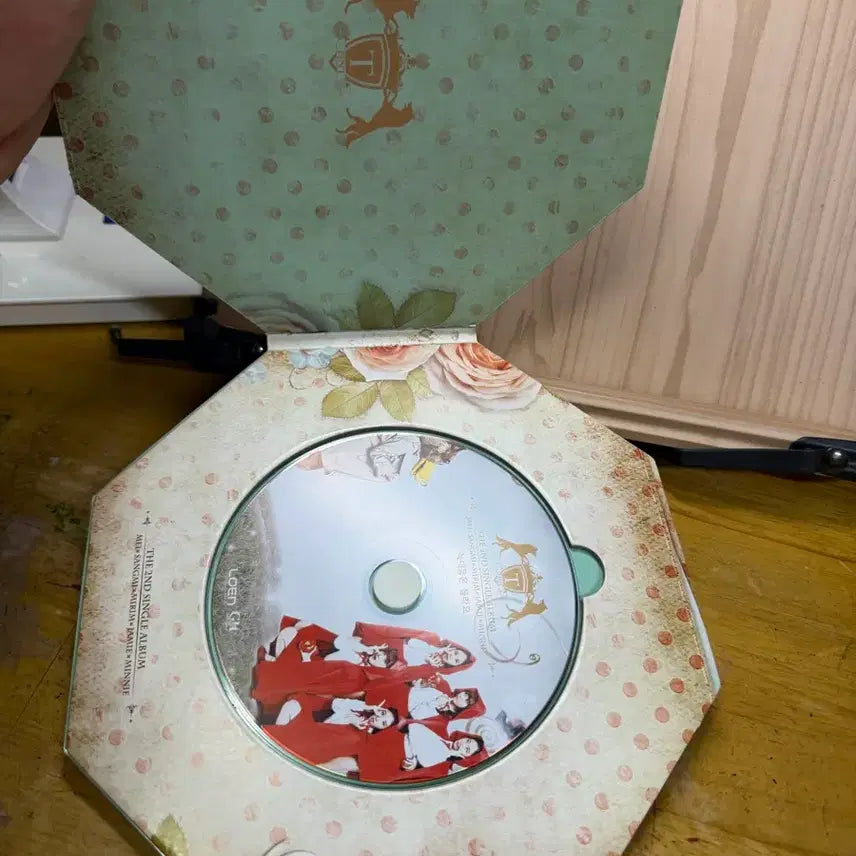 CD 걸그룹 틴트 싸인앨범,싱글2집,늑대들은 몰라요,2014년