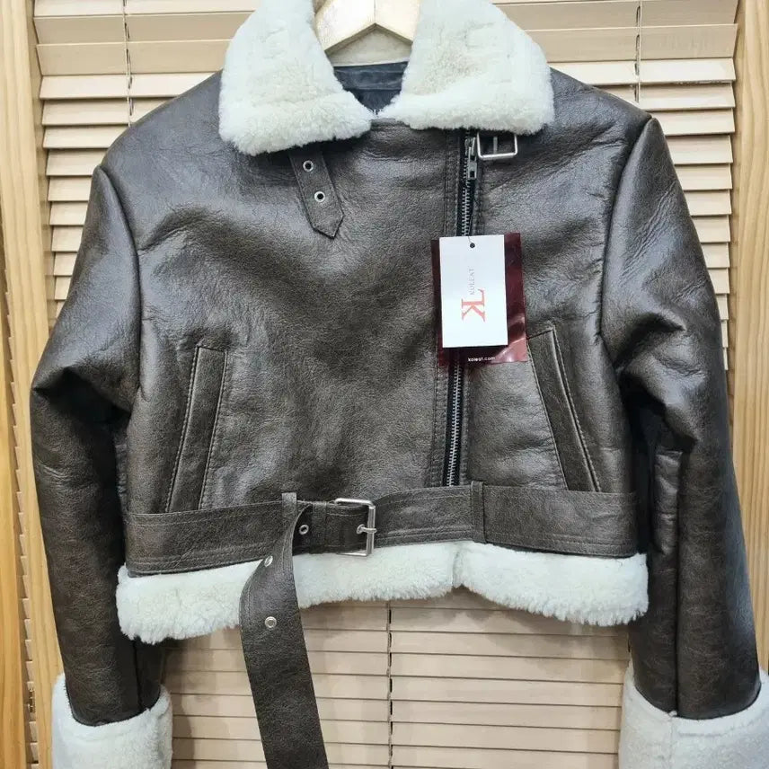 [SOLD OUT] (새상품) 콜릿 크롭 무스탕 양털 자켓