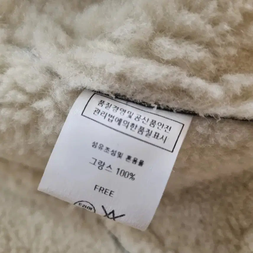 [SOLD OUT] (새상품) 콜릿 크롭 무스탕 양털 자켓
