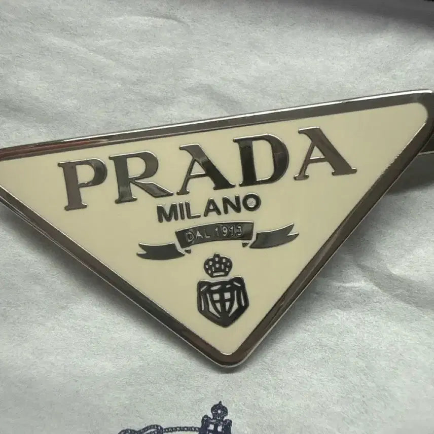 [BUNJANG] Prada Hairpin White / 프라다 헤어핀 화이트 왼쪽(마지막 가격내림!!)