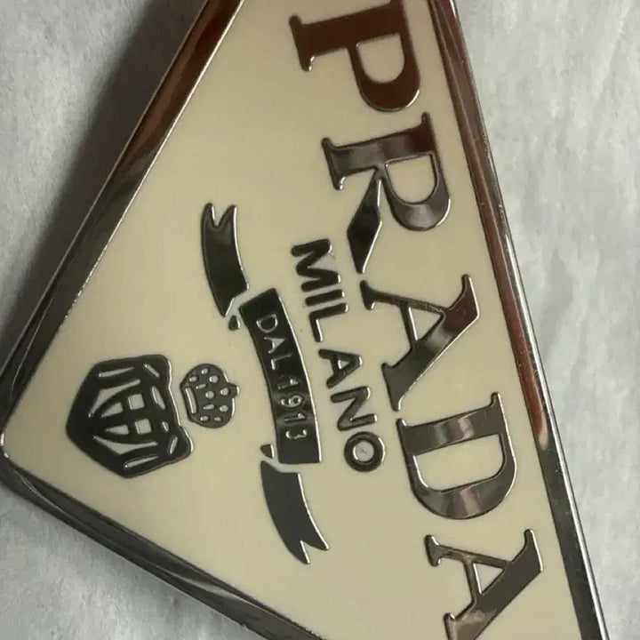 [BUNJANG] Prada Hairpin White / 프라다 헤어핀 화이트 왼쪽(마지막 가격내림!!)