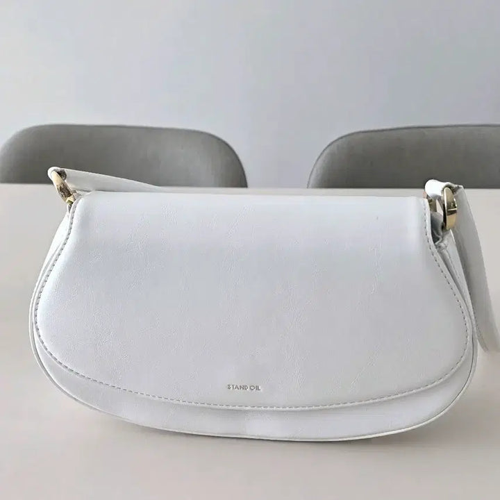 [BUNJANG] Stand Oil Clam Bag Shoulder Bag / 스탠드오일 클램백 (숄더백)
