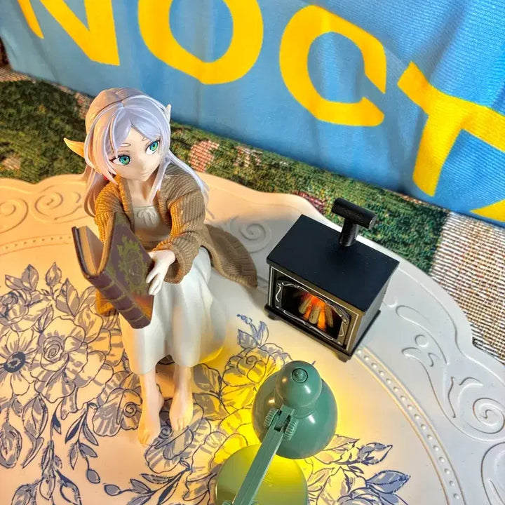[BUNJANG] Knit Cardigan Campfire Light Figure Interior Decor / 니트 가디건 프리렌 + 모닥불 조명 (피규어 인테리어소품)