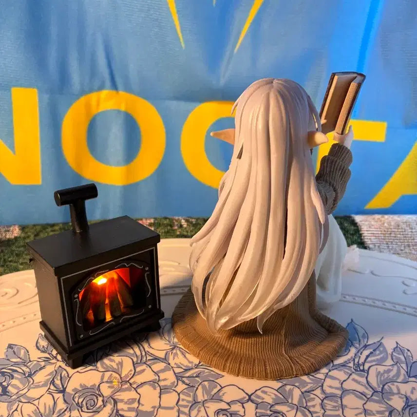 [BUNJANG] Knit Cardigan Campfire Light Figure Interior Decor / 니트 가디건 프리렌 + 모닥불 조명 (피규어 인테리어소품)