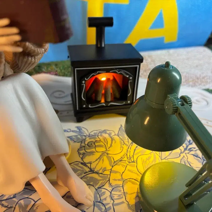 [BUNJANG] Knit Cardigan Campfire Light Figure Interior Decor / 니트 가디건 프리렌 + 모닥불 조명 (피규어 인테리어소품)