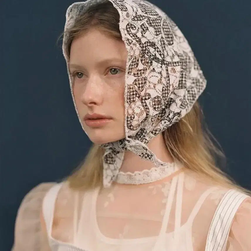 [BUNJANG] Awesome Needs Netting Scarf Lace White Head Scruchie / 어썸니즈 네팅 스카프 레이스 화이트 반다나플라워패턴헤어스크런치모자레이어드