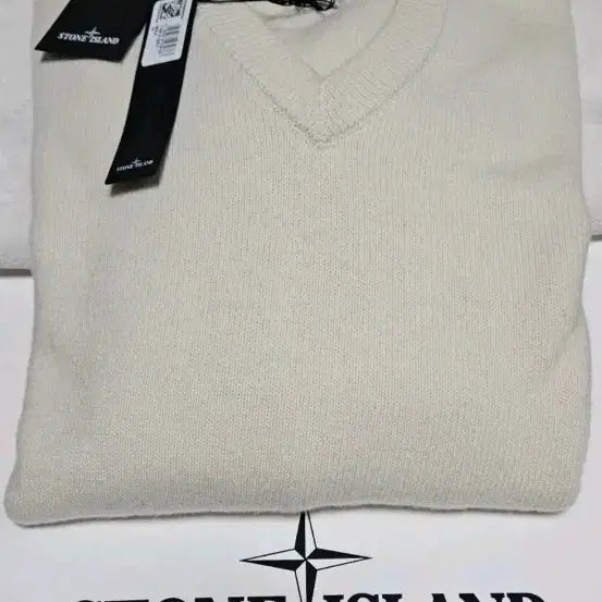 [BUNJANG] Stone Island V-Neck Knit Sweater (Ivory, XL, Sealed) / 스톤아일랜드 브이넥 니트 아이보리 XL 새상품