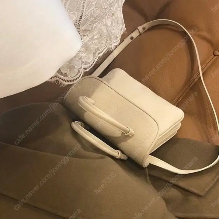 [BUNJANG] Minitmute Flat Base Leather Mini Bag / (원가 19.5) (크림) 미닛뮤트 플랫베이스 가죽 미니백