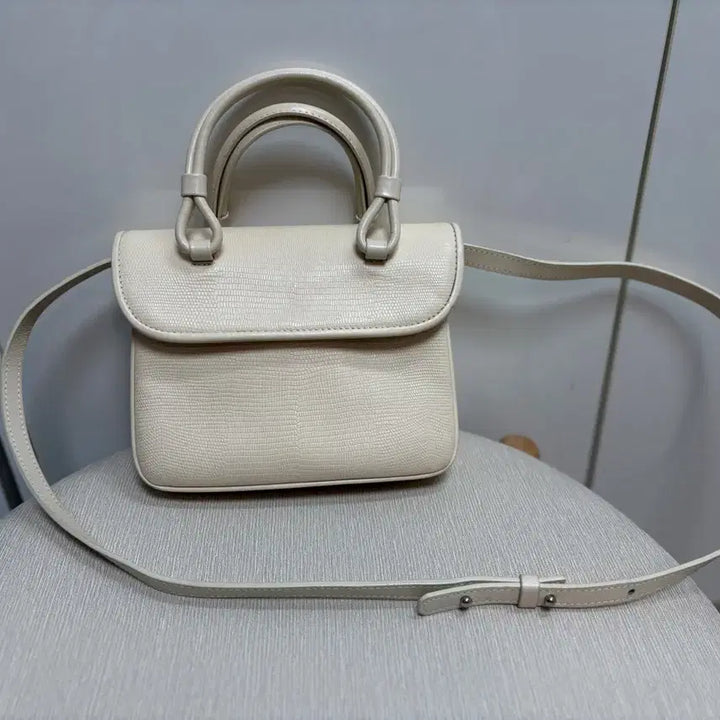 [BUNJANG] Minitmute Flat Base Leather Mini Bag / (원가 19.5) (크림) 미닛뮤트 플랫베이스 가죽 미니백